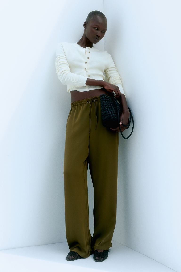 Olive Green Twill Pants Casual Chic, Tan Pointed-Toe Heels Olive Green Twill Pants Casual Chic, Tan Pointed-Toe Heels — Olive Green Wide Leg Pants Outfits 2027
