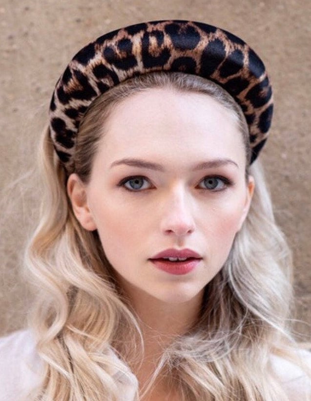 Wavy Blonde Collarbone Hair With Leopard Print Headband Wavy Blonde Collarbone Hair With Leopard Print Headband — Padded Headband Hairstyles 2027