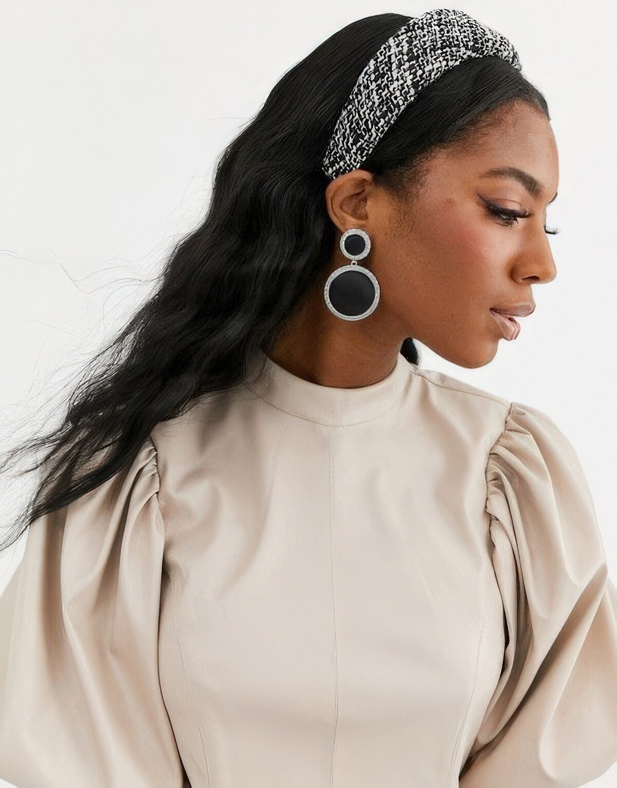 Dark Wavy Mid-Back Hair With Tweed Headband Dark Wavy Mid-Back Hair With Tweed Headband — Padded Headband Hairstyles 2027