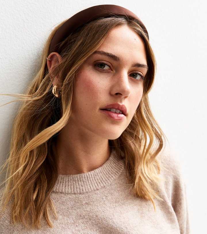 Collarbone Blonde Hair With Layers And Satin Headband Collarbone Blonde Hair With Layers And Satin Headband — Padded Headband Hairstyles 2027