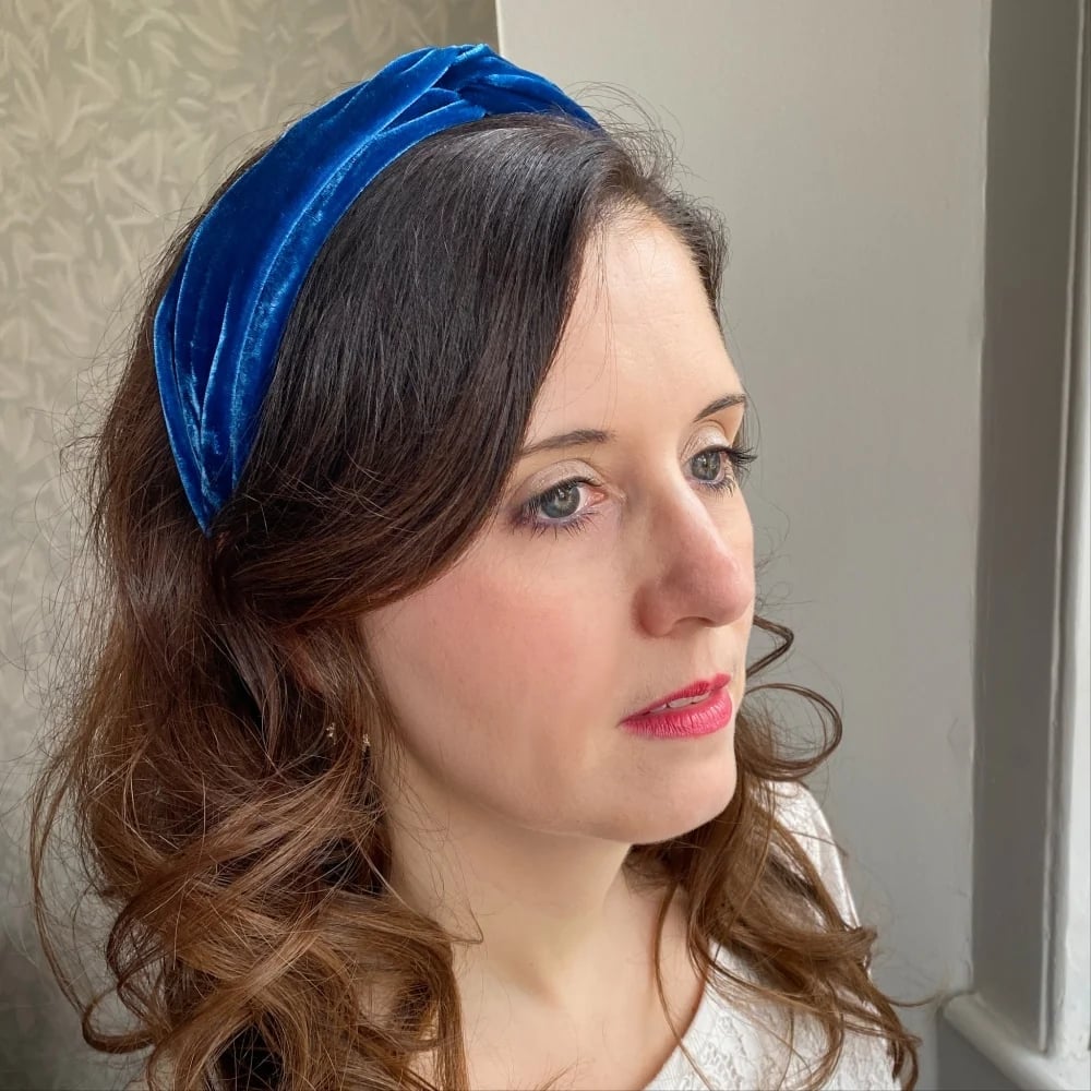 Shoulder Length Dark Brown Hair With Blue Velvet Headband Shoulder Length Dark Brown Hair With Blue Velvet Headband — Padded Headband Hairstyles 2027