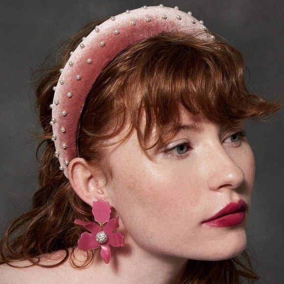 Red Collarbone Hair With Blunt Bangs And Pearls Red Collarbone Hair With Blunt Bangs And Pearls — Padded Headband Hairstyles 2027