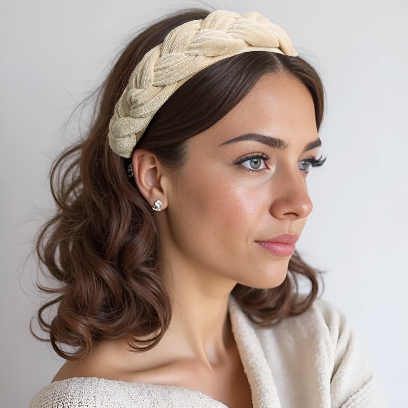 Collarbone Wavy Blowout With Braided Headband Collarbone Wavy Blowout With Braided Headband — Padded Headband Hairstyles 2027