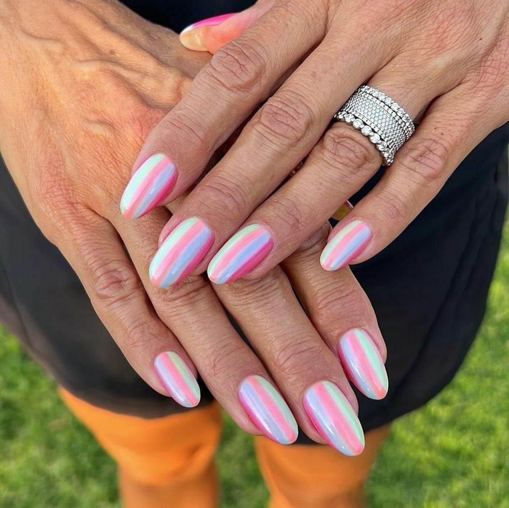 Pastel Stripe Chrome Oval Nails Pastel Stripe Chrome Oval Nails — Pastel Chrome Nails 2027