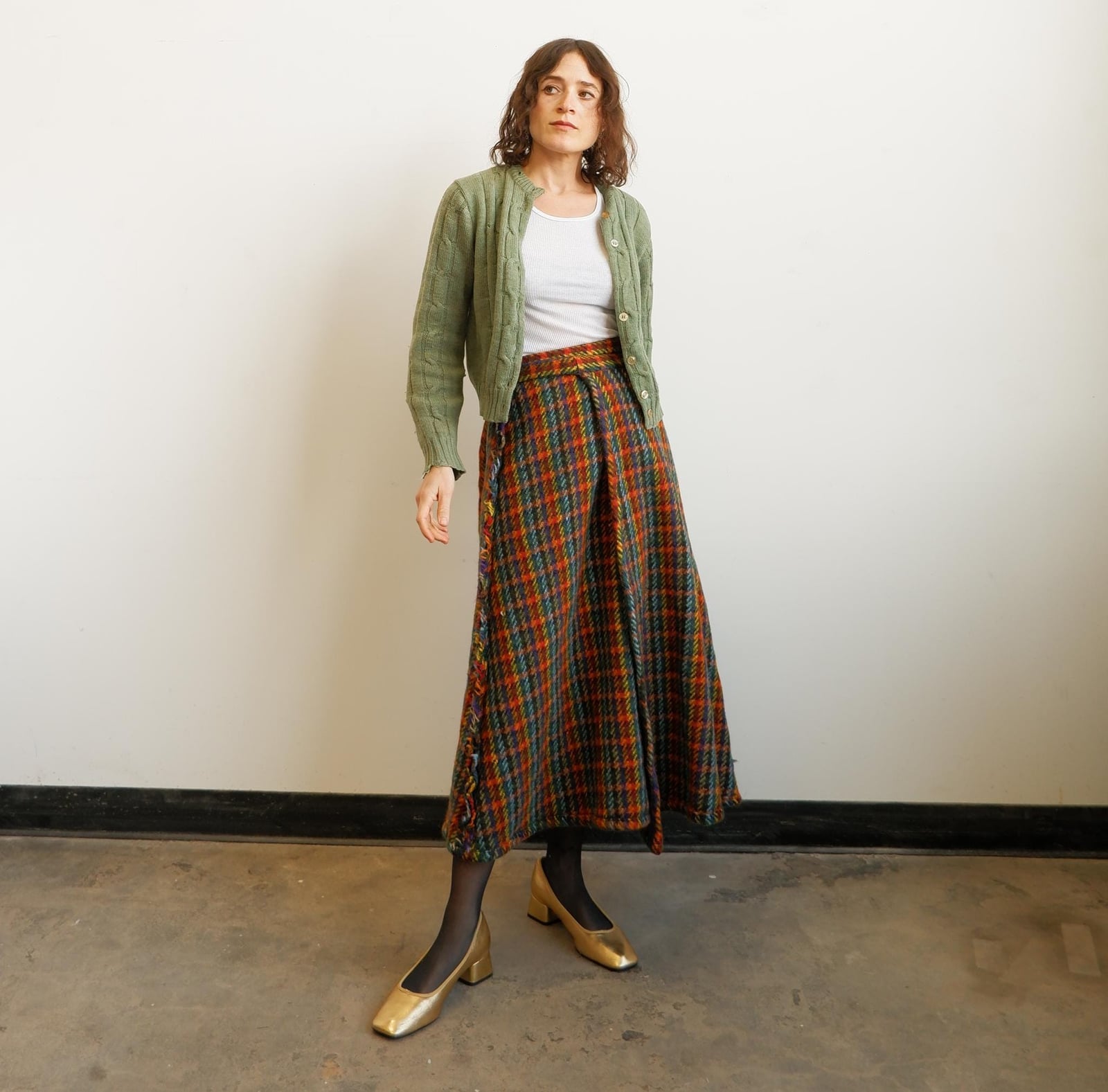 Multicolor Plaid Pleated Skirt With Cable Knit Cardigan, Close-Up Take Multicolor Plaid Pleated Skirt With Cable Knit Cardigan, Close-Up Take — Plaid Pleated Skirt Outfits 2027