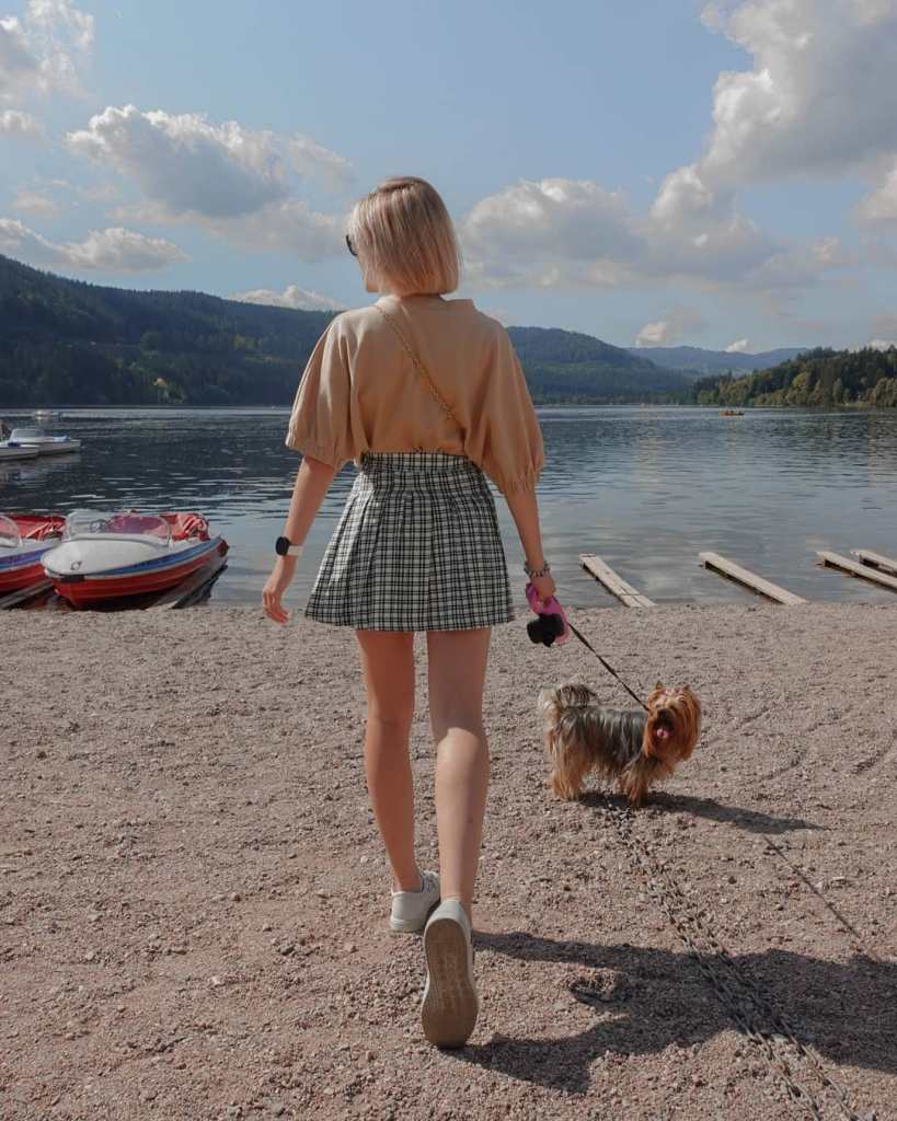 Plaid Pleated Mini Skirt With Puff-Sleeve Top and Sneakers Plaid Pleated Mini Skirt With Puff-Sleeve Top and Sneakers — Plaid Pleated Skirt Outfits 2027