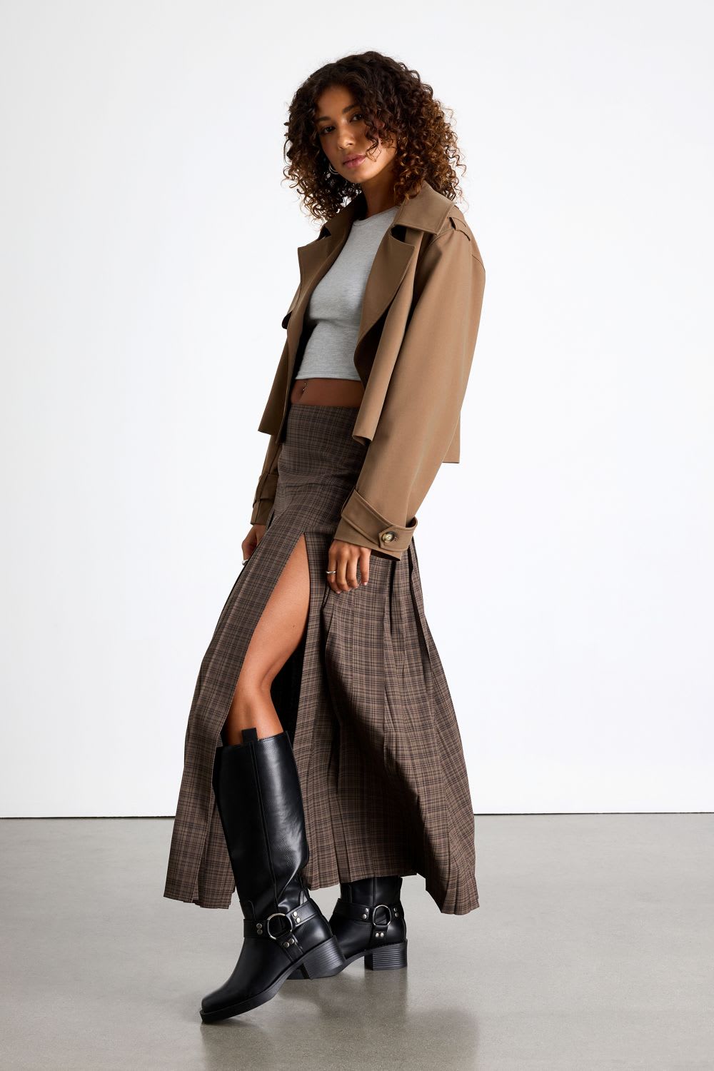 Plaid Pleated Maxi Skirt With Crop Top and Jacket Plaid Pleated Maxi Skirt With Crop Top and Jacket — Plaid Pleated Skirt Outfits 2027