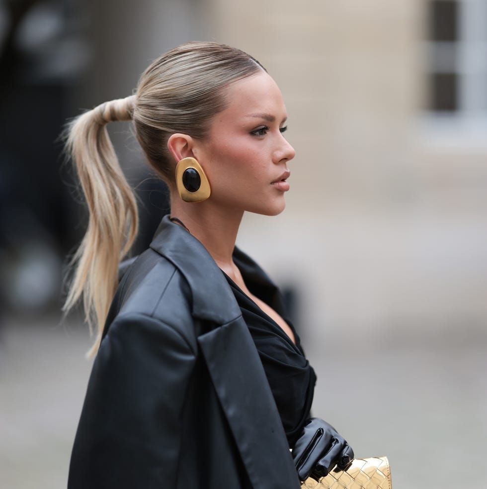 Sleek Blonde Ponytail With Subtle Highlights Sleek Blonde Ponytail With Subtle Highlights — Ponytail Hairstyles 2027 for Fine Hair
