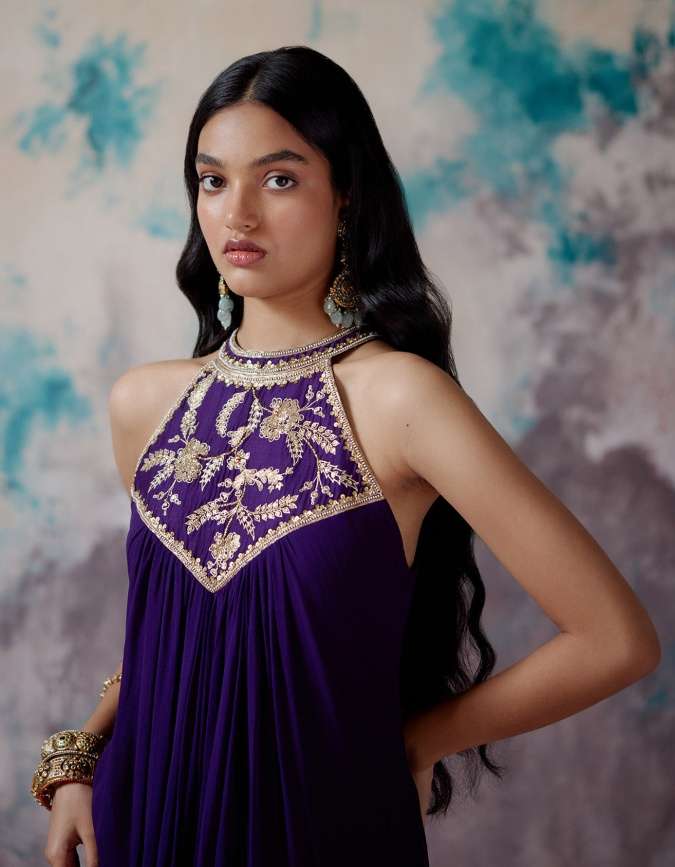 Loose Waves Dark Brown Mid-Back Loose Waves Dark Brown Mid-Back — Prom Hair 2027 for Halter Dress