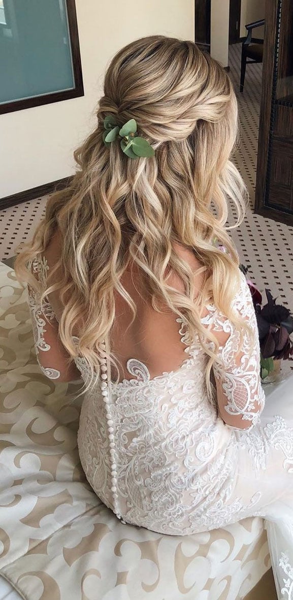 Mid-Back Blonde Half Up Half Down With Leaf Accessory Mid-Back Blonde Half Up Half Down With Leaf Accessory — Rustic Wedding Hairstyles 2027