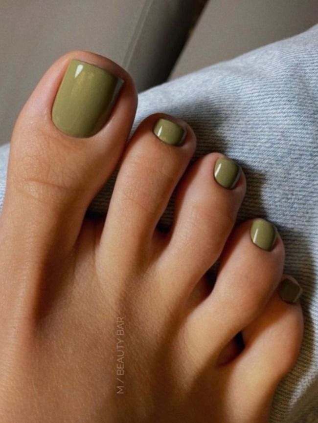 Deep Glossy Olive Green Short Square Toenails, Close-Up Take Deep Glossy Olive Green Short Square Toenails, Close-Up Take — Sage Green Toe Nails 2027