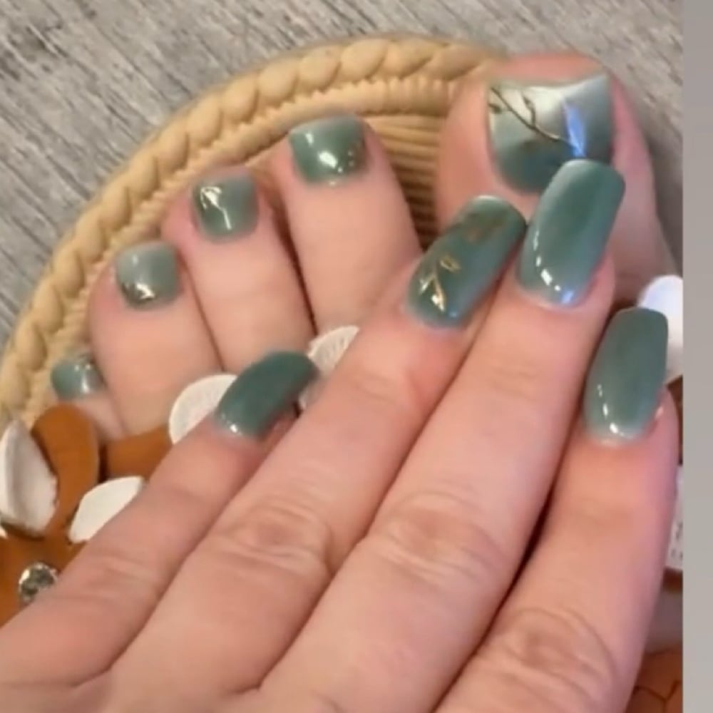Sage Green With Marijuana Leaf Design And Gold Foil Sage Green With Marijuana Leaf Design And Gold Foil — Sage Green Toe Nails 2027