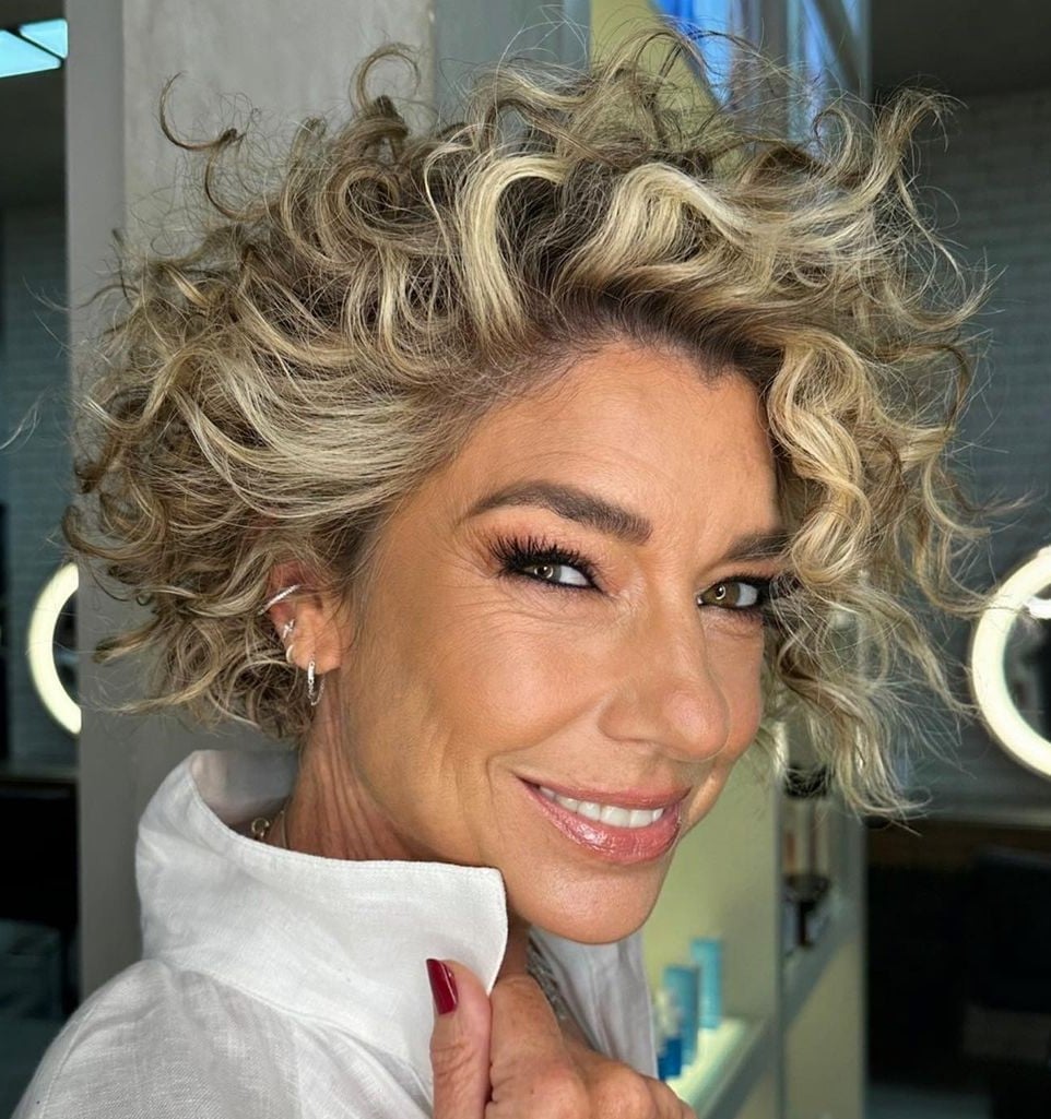 Voluminous Blonde Curly Short Layered Hair — Senior Picture Hairstyles 2027