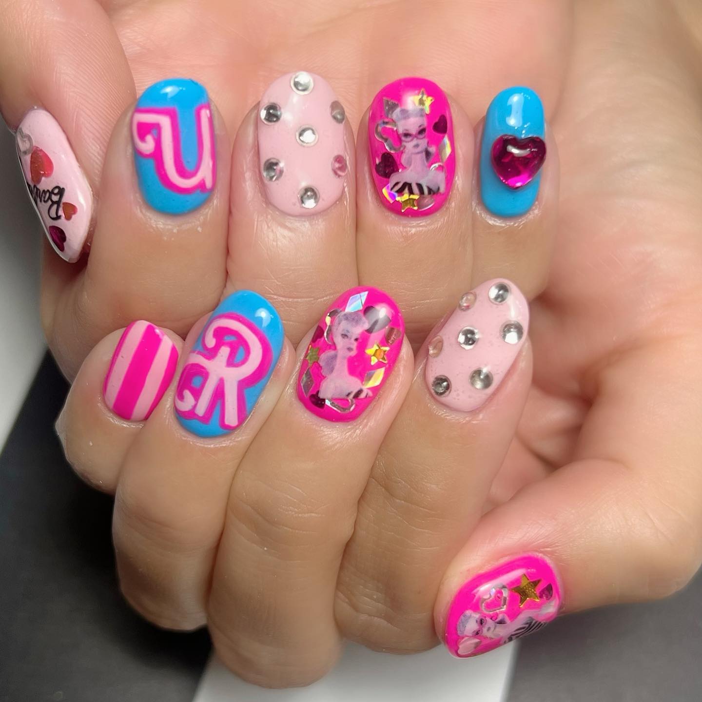 Barbie Graphics Rhinestone Short Oval Nails Barbie Graphics Rhinestone Short Oval Nails — Short Barbie Nails 2027