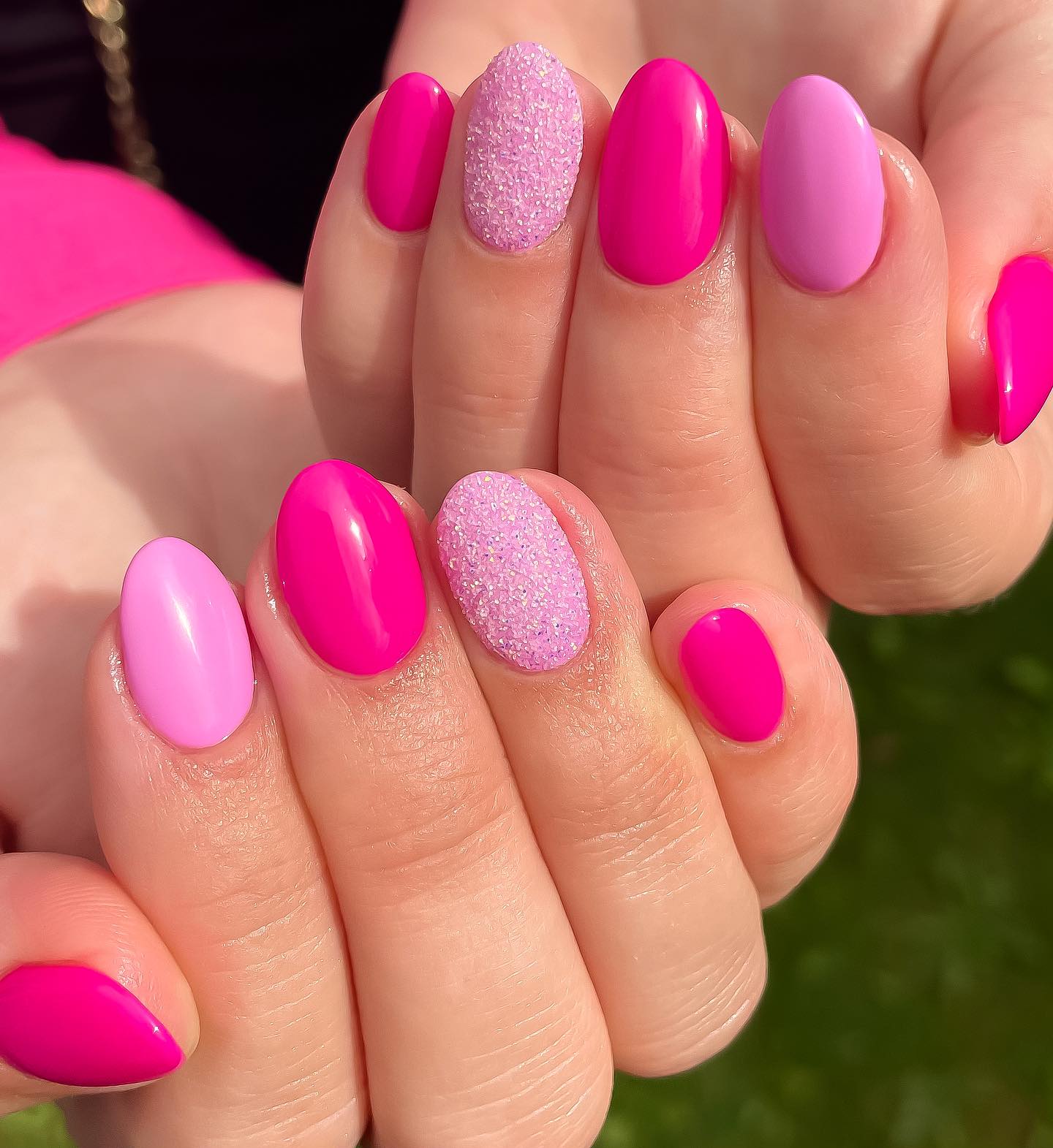 Pink Glitter Accent Short Oval Nails Pink Glitter Accent Short Oval Nails — Short Barbie Nails 2027