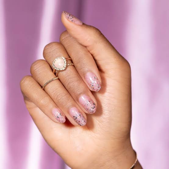 Pink Nude Glitter Gradient Short Oval Nails Pink Nude Glitter Gradient Short Oval Nails — Short Barbie Nails 2027