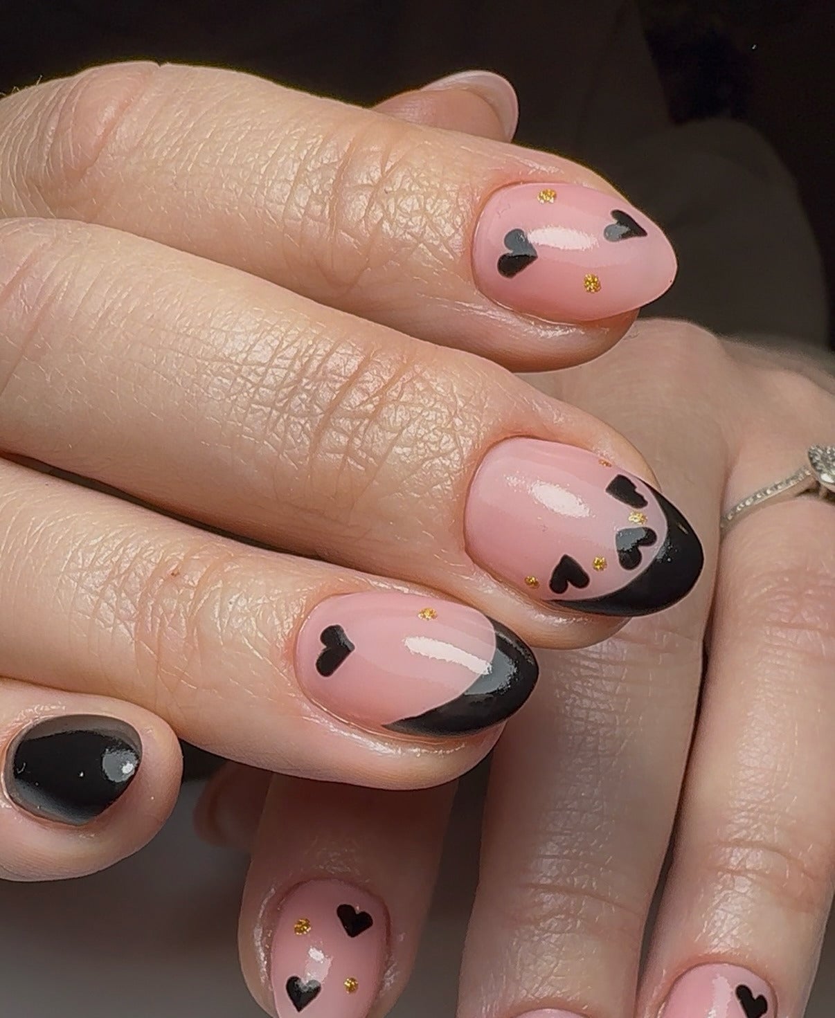Short Oval Nails Pink Black Hearts Gold Flecks Short Oval Nails Pink Black Hearts Gold Flecks — Short Heart Oval Nails 2027