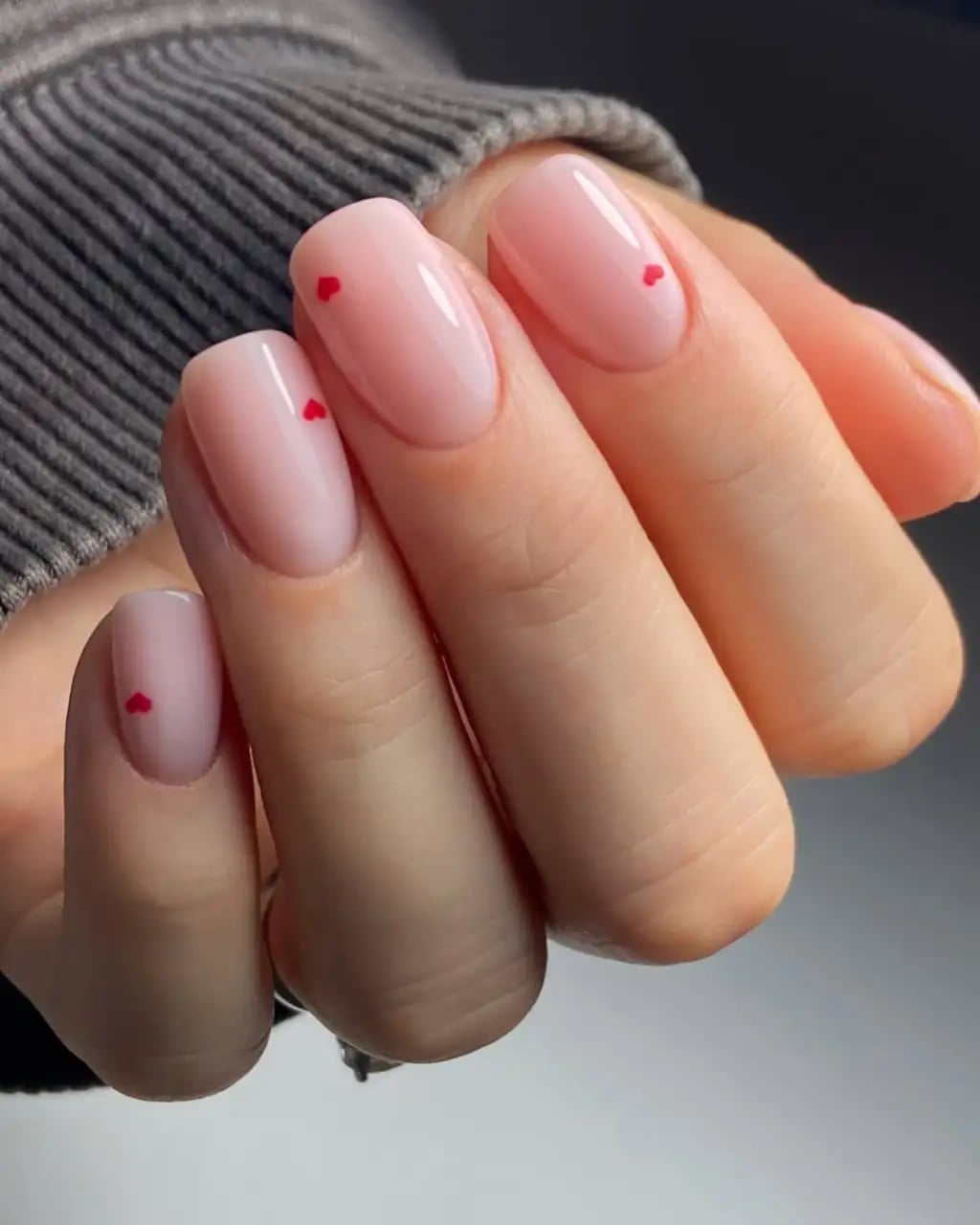 Short Oval Nails Sheer Pink With Tiny Red Hearts Short Oval Nails Sheer Pink With Tiny Red Hearts — Short Heart Oval Nails 2027