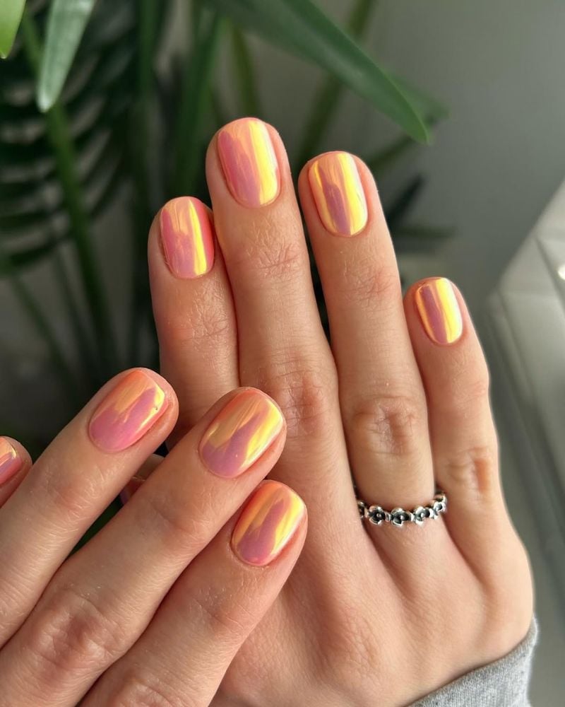 Iridescent Peach Chrome Short Oval Nails Iridescent Peach Chrome Short Oval Nails — Short Peach Nails 2027