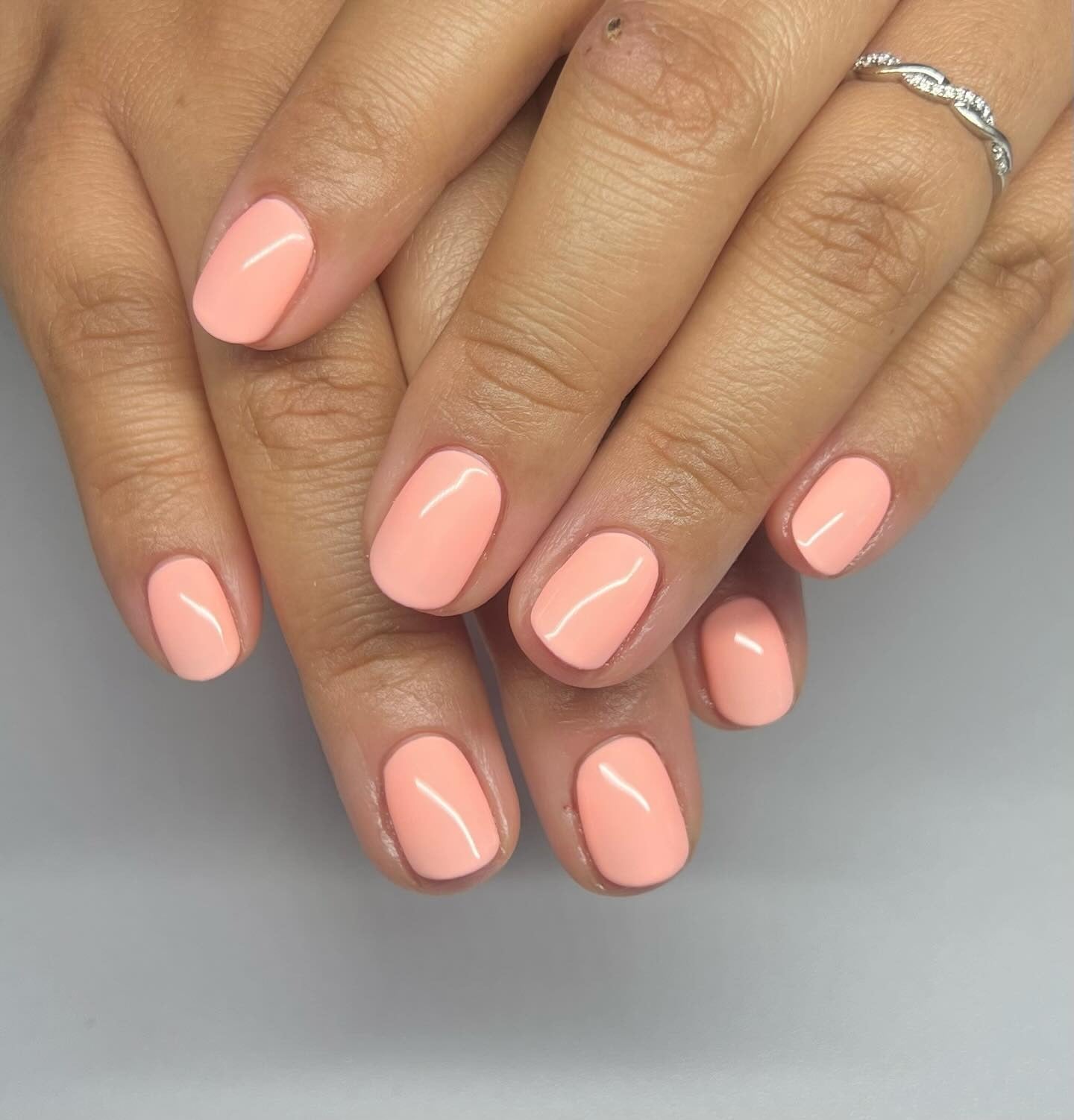 Soft Peach Glossy Short Oval Nails Soft Peach Glossy Short Oval Nails — Short Peach Nails 2027