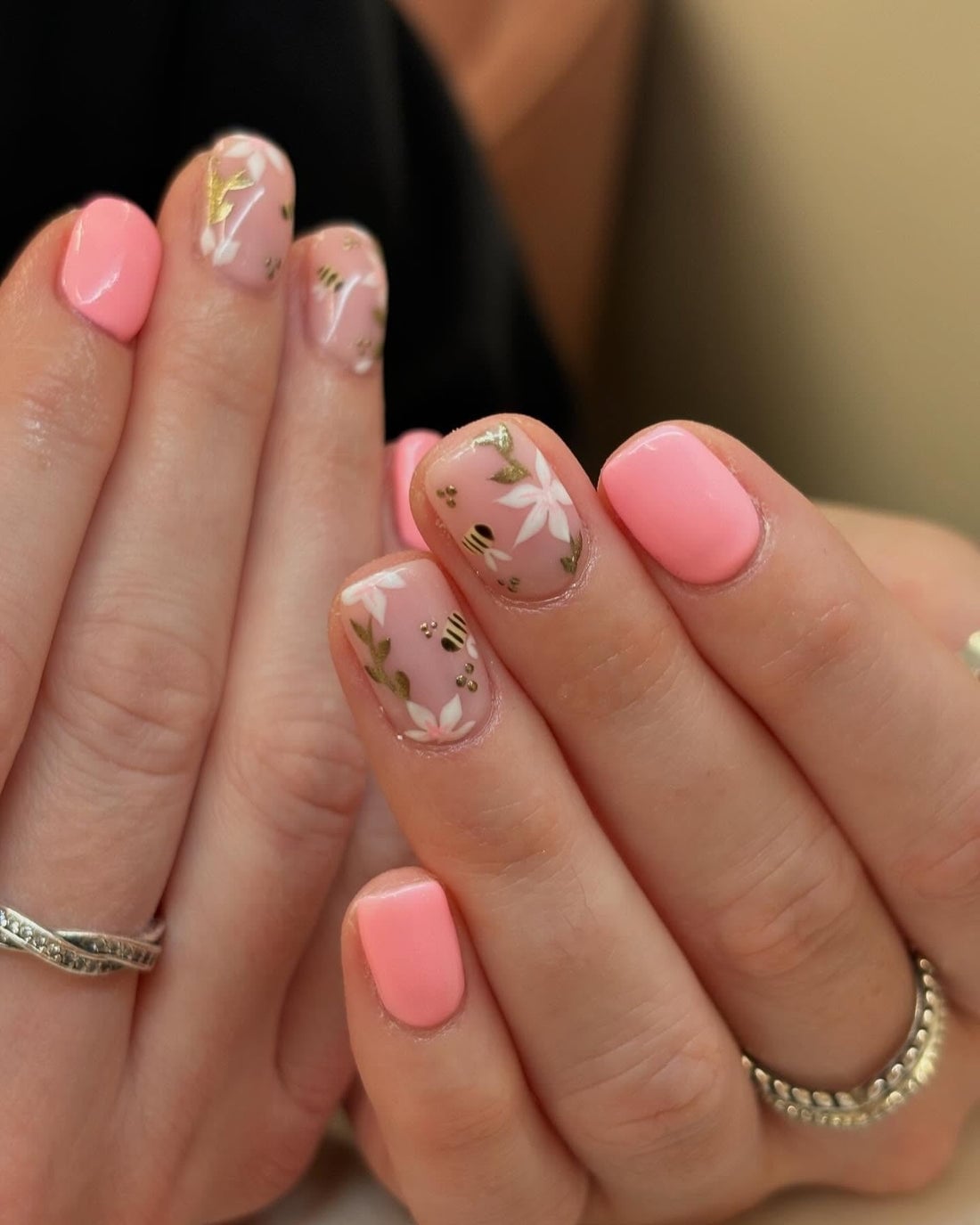Light Pink and Nude with Gold Leaf Short Oval Nails Light Pink and Nude with Gold Leaf Short Oval Nails — Short Peach Nails 2027