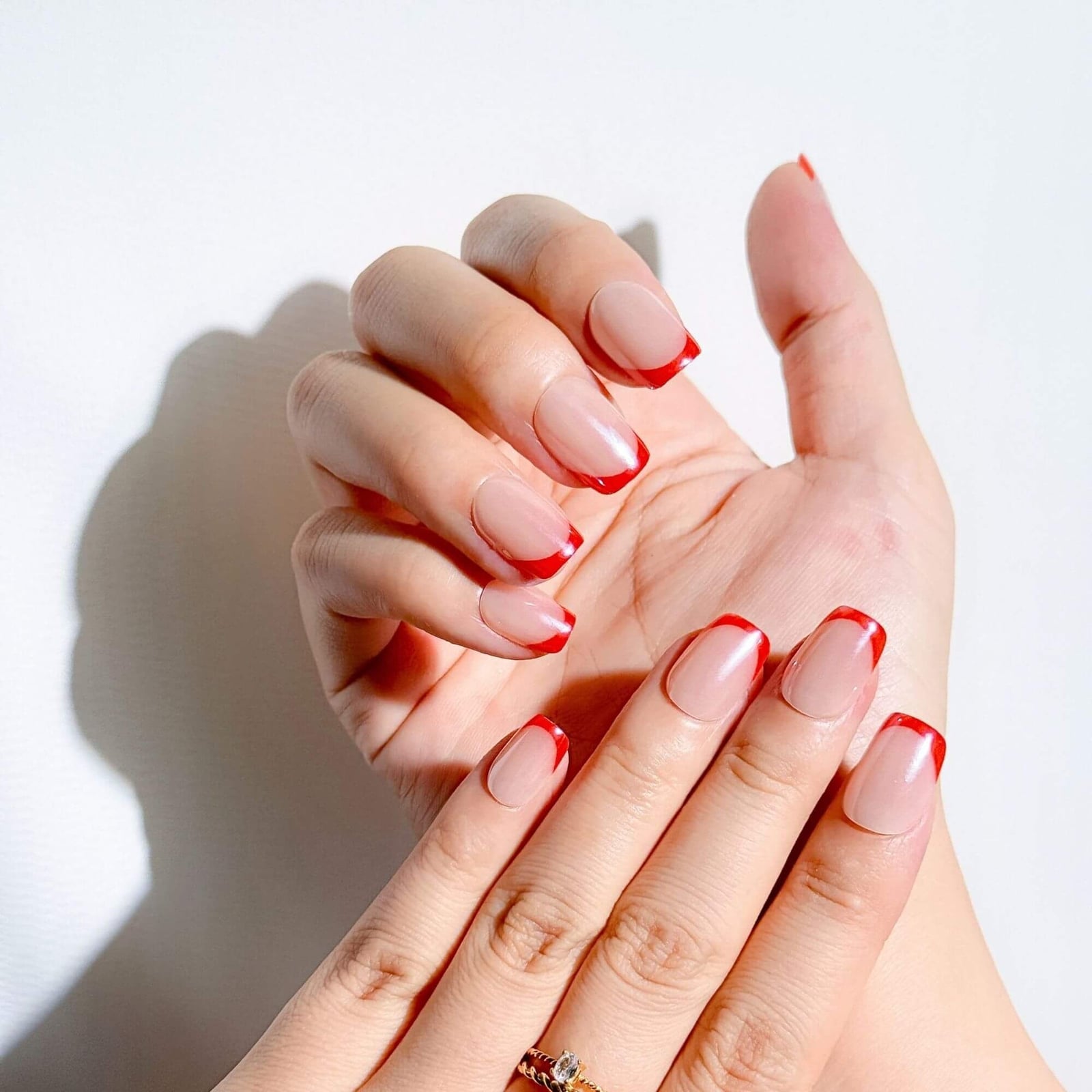 Short Square Nude Base Vivid Red Tips, Glossy Short Square Nude Base Vivid Red Tips, Glossy — Short Red French Tip Nails 2027