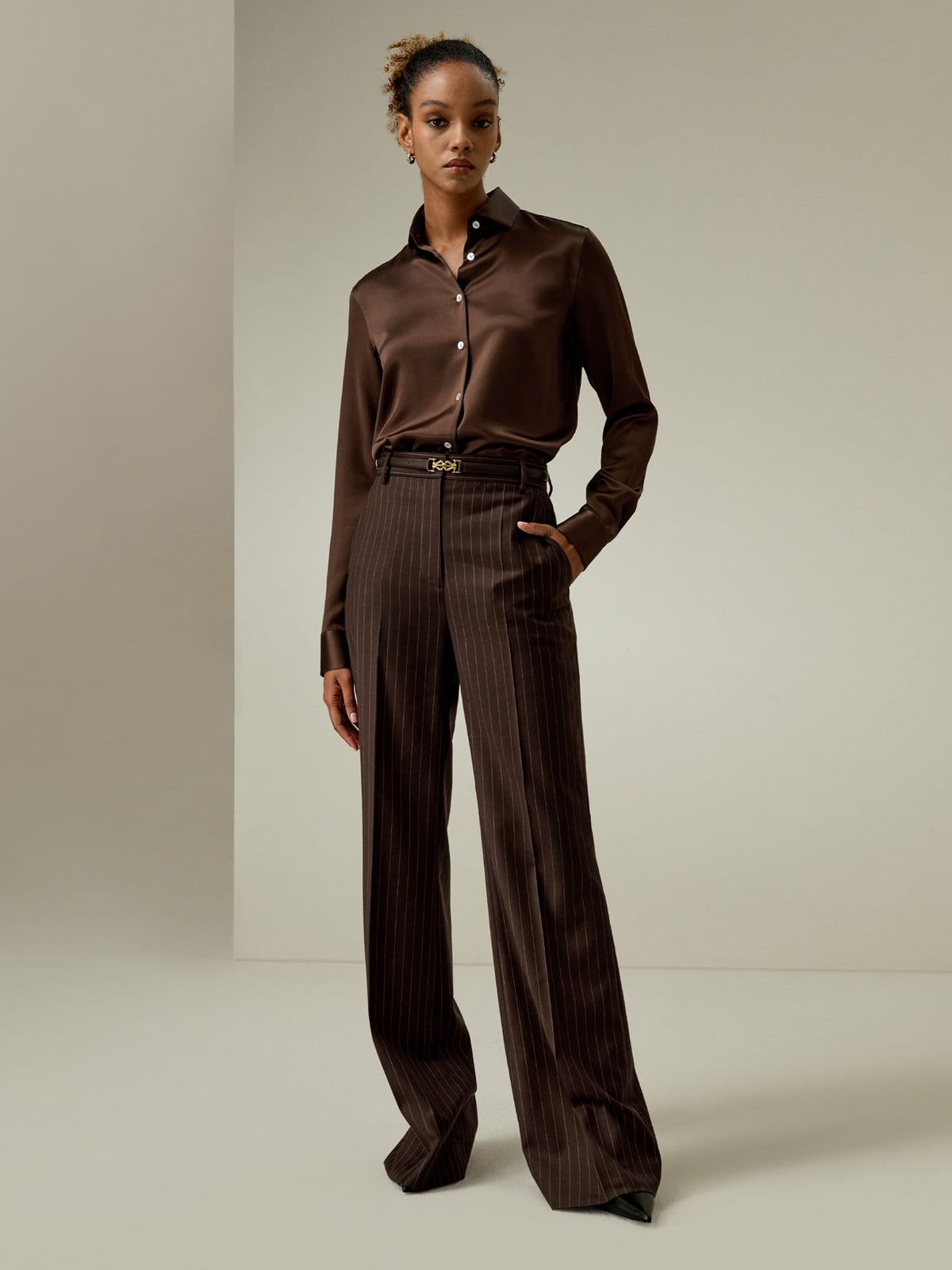 Sleeveless Silk Blouse with Tie-Neck - Elegant and Stylish