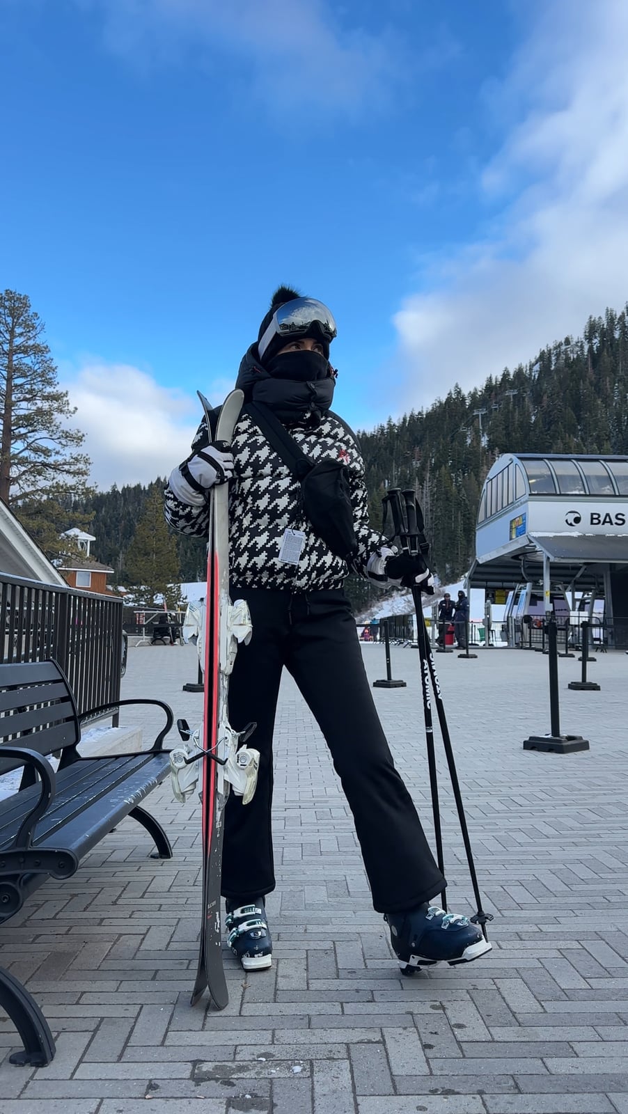 Silver metallic puffer jacket with black leggings Silver metallic puffer jacket with black leggings — Ski Trip Outfits 2027