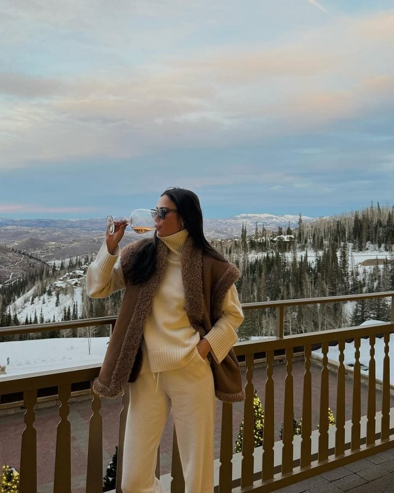Cream knit set with a brown faux fur vest Cream knit set with a brown faux fur vest — Ski Trip Outfits 2027