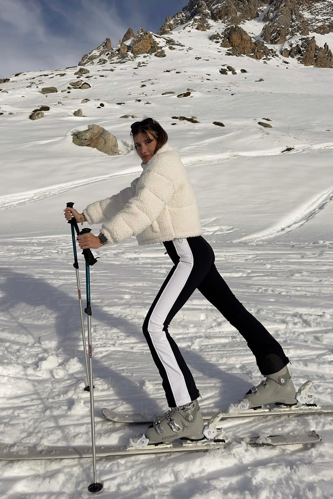 White cropped fleece jacket with black ski pants White cropped fleece jacket with black ski pants — Ski Trip Outfits 2027
