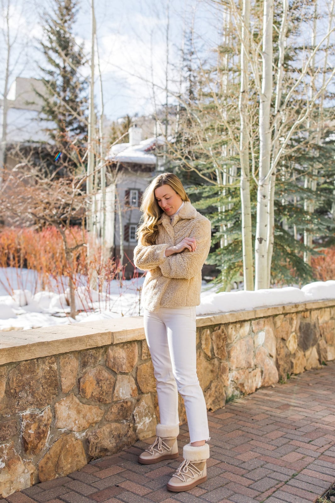 Cream teddy coat over white turtleneck and jeans Cream teddy coat over white turtleneck and jeans — Ski Trip Outfits 2027