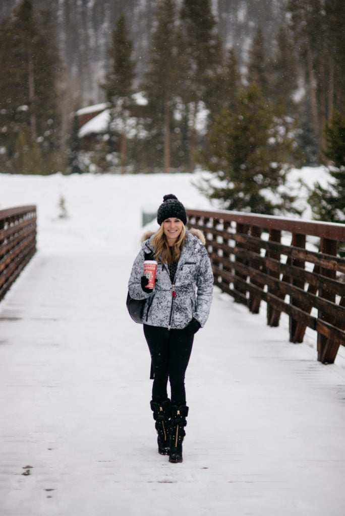 Gray patterned ski jacket with black leggings Gray patterned ski jacket with black leggings — Ski Trip Outfits 2027