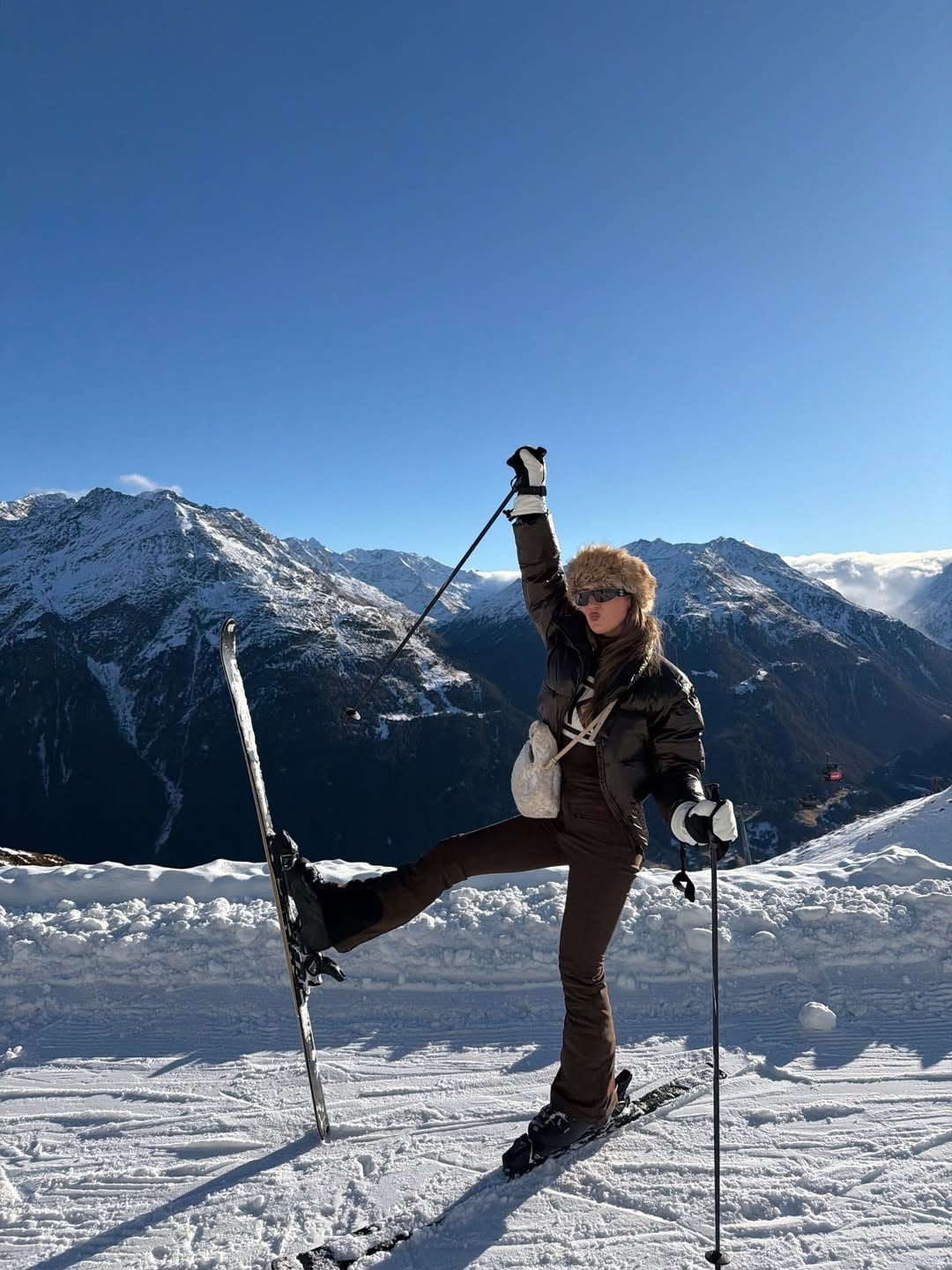 Monochromatic brown ski outfit with faux fur hat Monochromatic brown ski outfit with faux fur hat — Ski Trip Outfits 2027