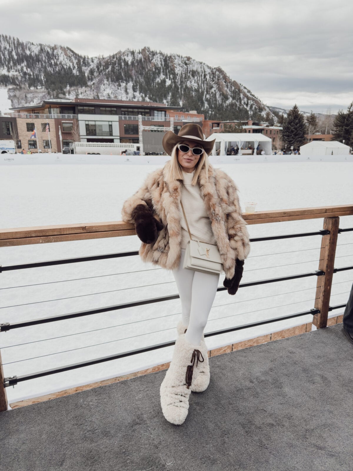Beige faux fur coat over cream knit set Beige faux fur coat over cream knit set — Ski Trip Outfits 2027