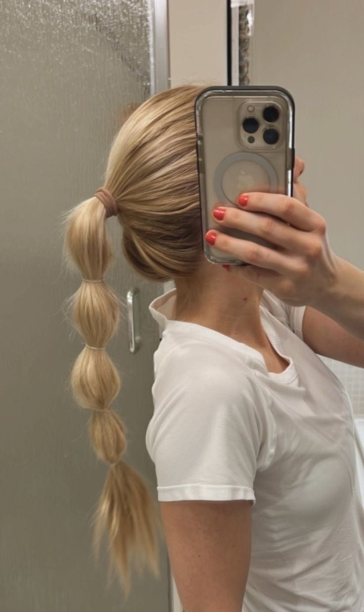 Wavy Blonde Hair High Bubble Ponytail Wavy Blonde Hair High Bubble Ponytail — Sporty Gym Hairstyles 2027