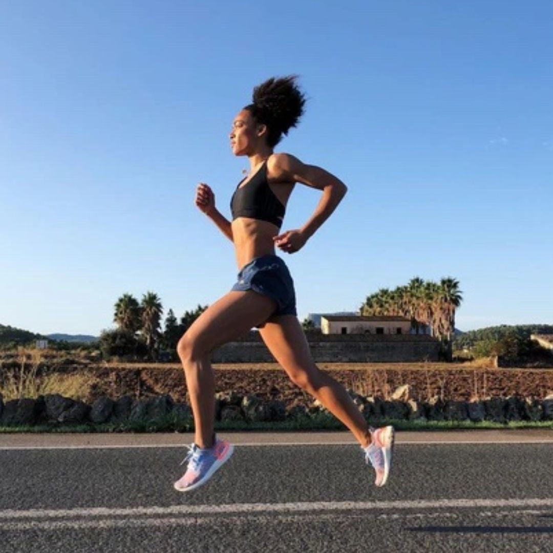 Coily Thick Hair High Ponytail Mid-Run Coily Thick Hair High Ponytail Mid-Run — Sporty Gym Hairstyles 2027