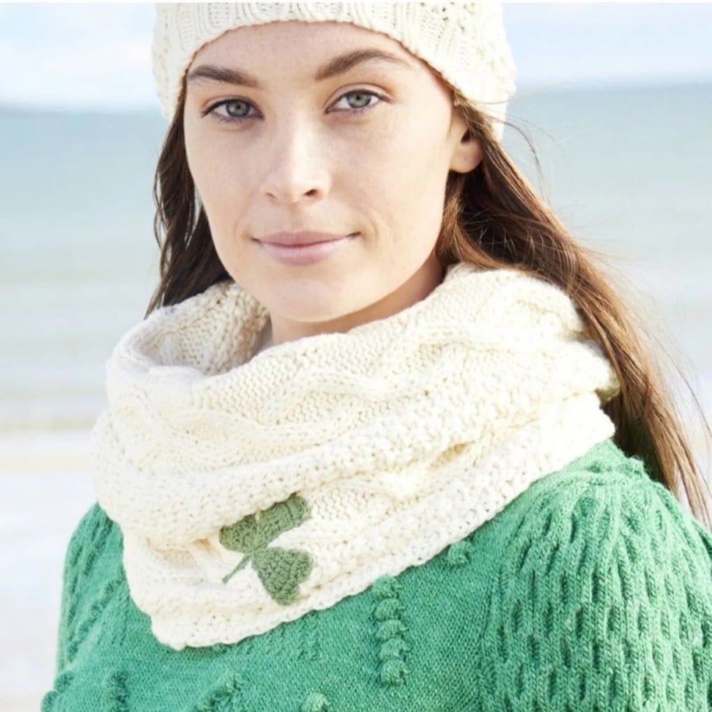 Bright green sweater with white straight-leg jeans and metallic Bright green sweater with white straight-leg jeans and metallic — St Patricks Day Outfits 2027