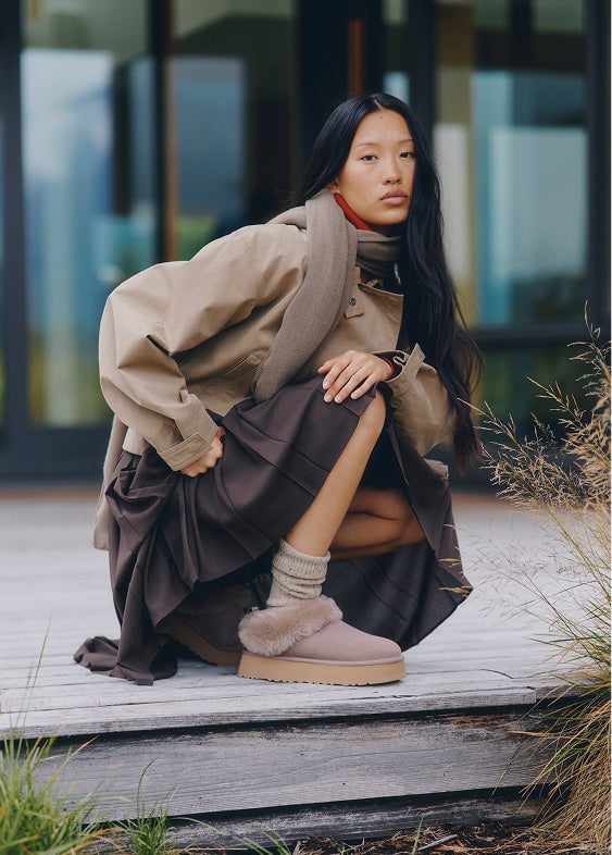 Beige jacket and red turtleneck with fur trim slippers Beige jacket and red turtleneck with fur trim slippers — Tasman Uggs Outfits 2027