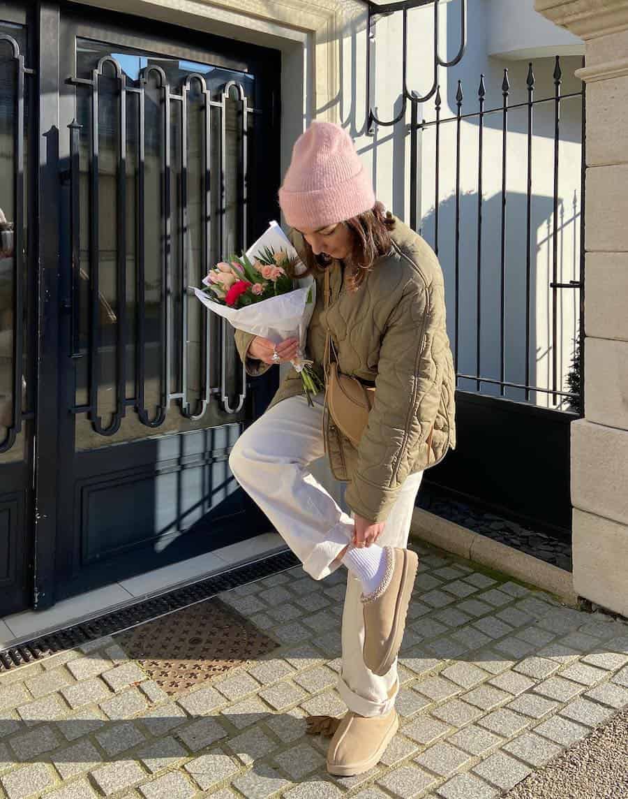 Beige slippers with white pants and khaki jacket Beige slippers with white pants and khaki jacket — Tasman Uggs Outfits 2027