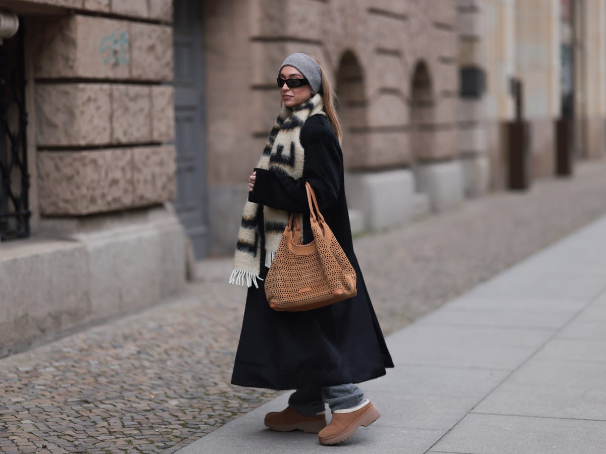Long black coat with tan platform slippers Long black coat with tan platform slippers — Tasman Uggs Outfits 2027
