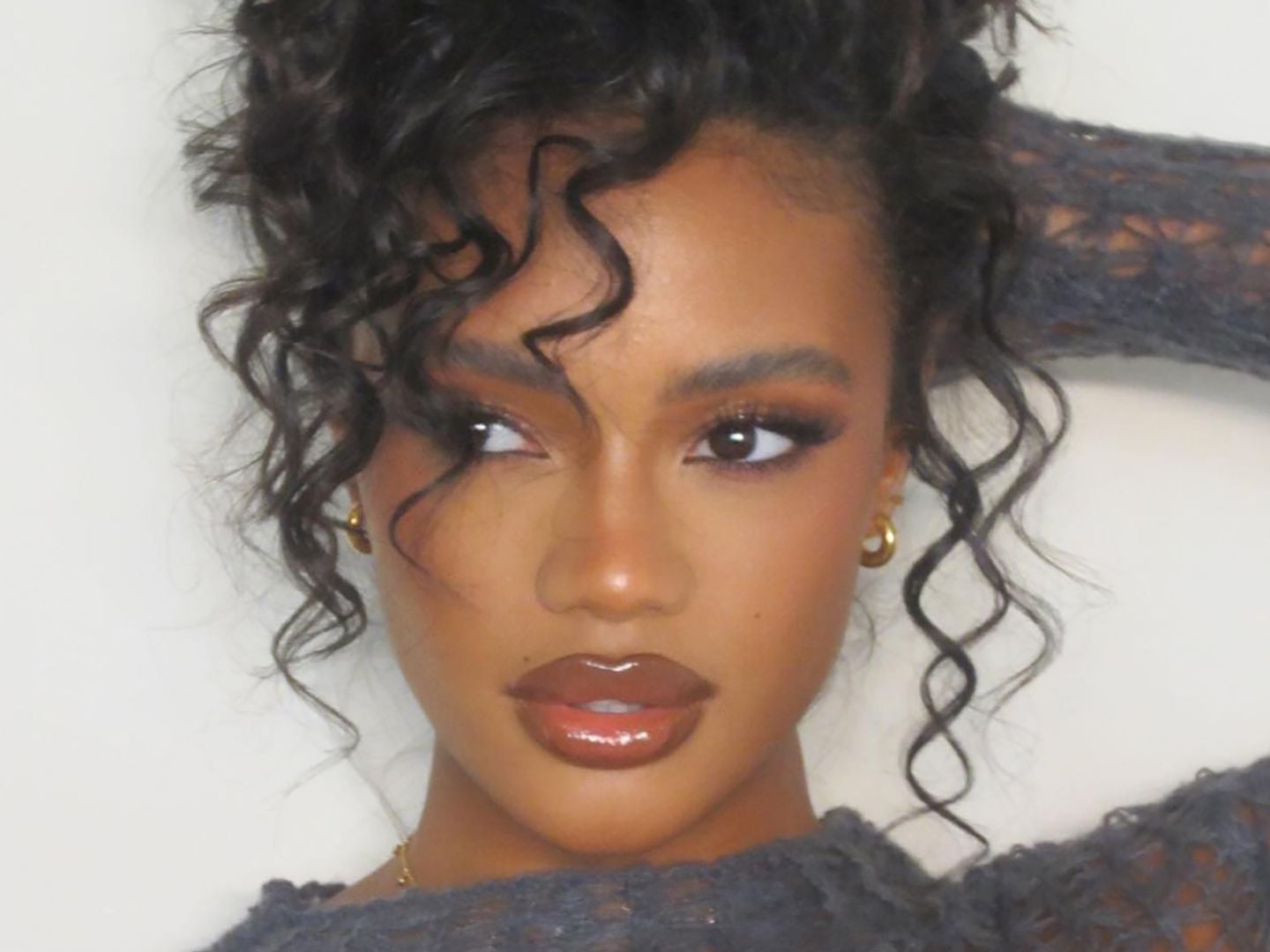 Mid-Back Tight Curly Hair With Blonde Highlights Mid-Back Tight Curly Hair With Blonde Highlights — Tight Curly Hairstyles 2027