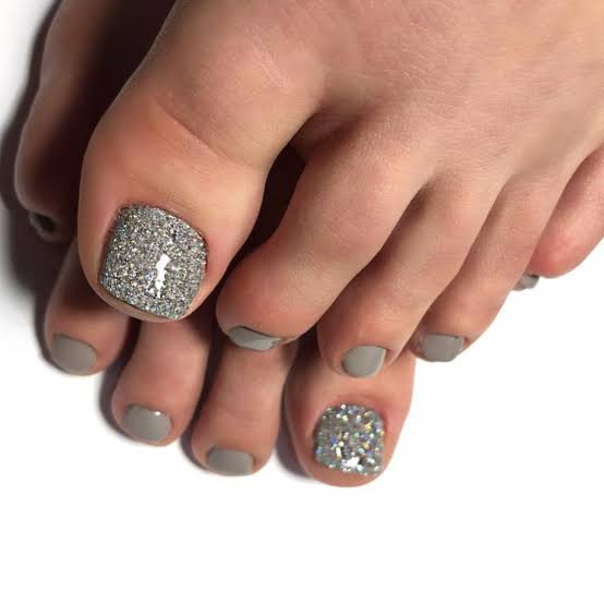 Gray Silver Glitter Accent Glossy Short Square Toes, Close-Up Take — Toe Nails 2027 for Pale Skin
