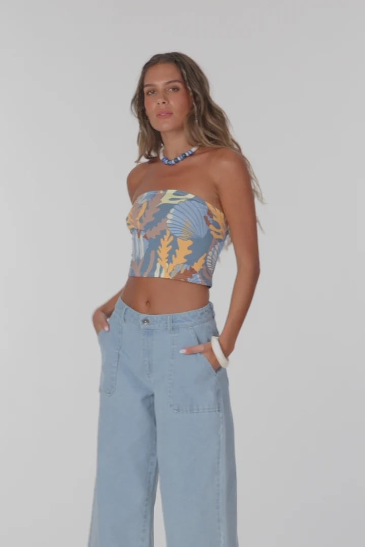 Graphic Print Tube Top With Wide Leg Jeans, Blue Beaded Necklace Graphic Print Tube Top With Wide Leg Jeans, Blue Beaded Necklace — Tube Crop Top Outfits 2027