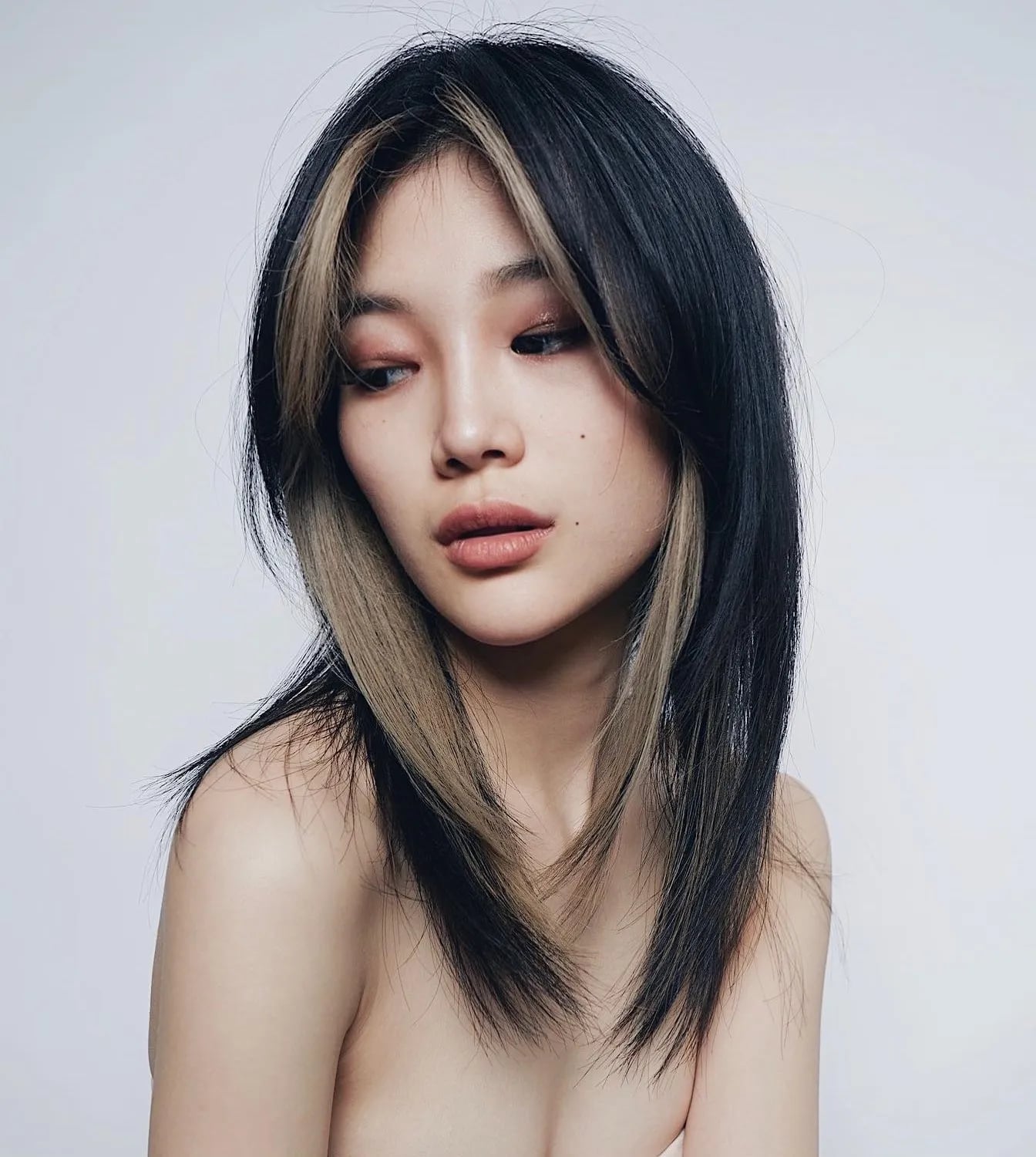 Collarbone Lob With Curtain Bangs And Money Piece Collarbone Lob With Curtain Bangs And Money Piece — Two Tone Hair 2027