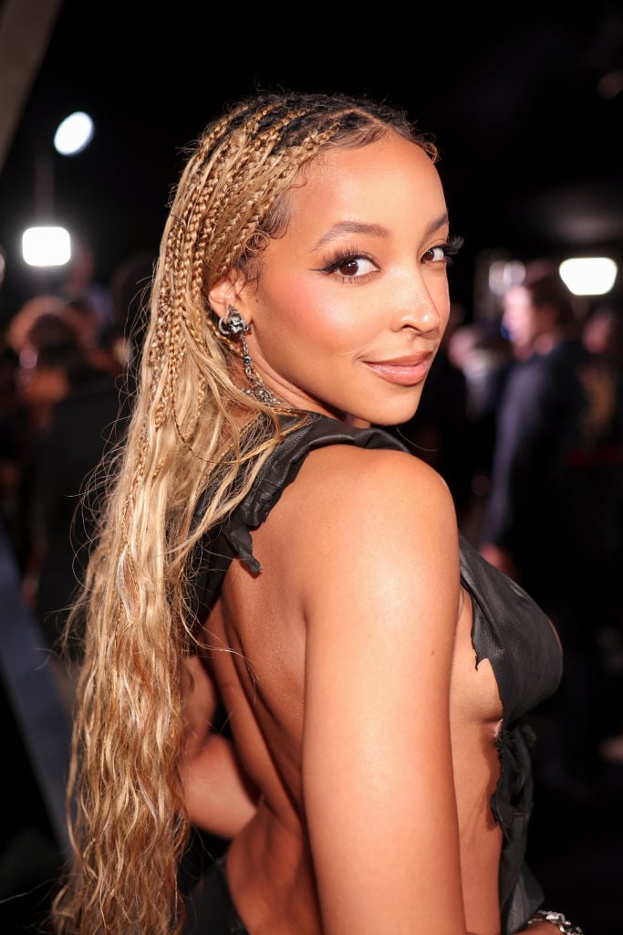 Mid-Back Wavy Box Braids Dark Brown With Blonde, Close-Up Take Mid-Back Wavy Box Braids Dark Brown With Blonde, Close-Up Take — Two Tone Knotless Braids 2027