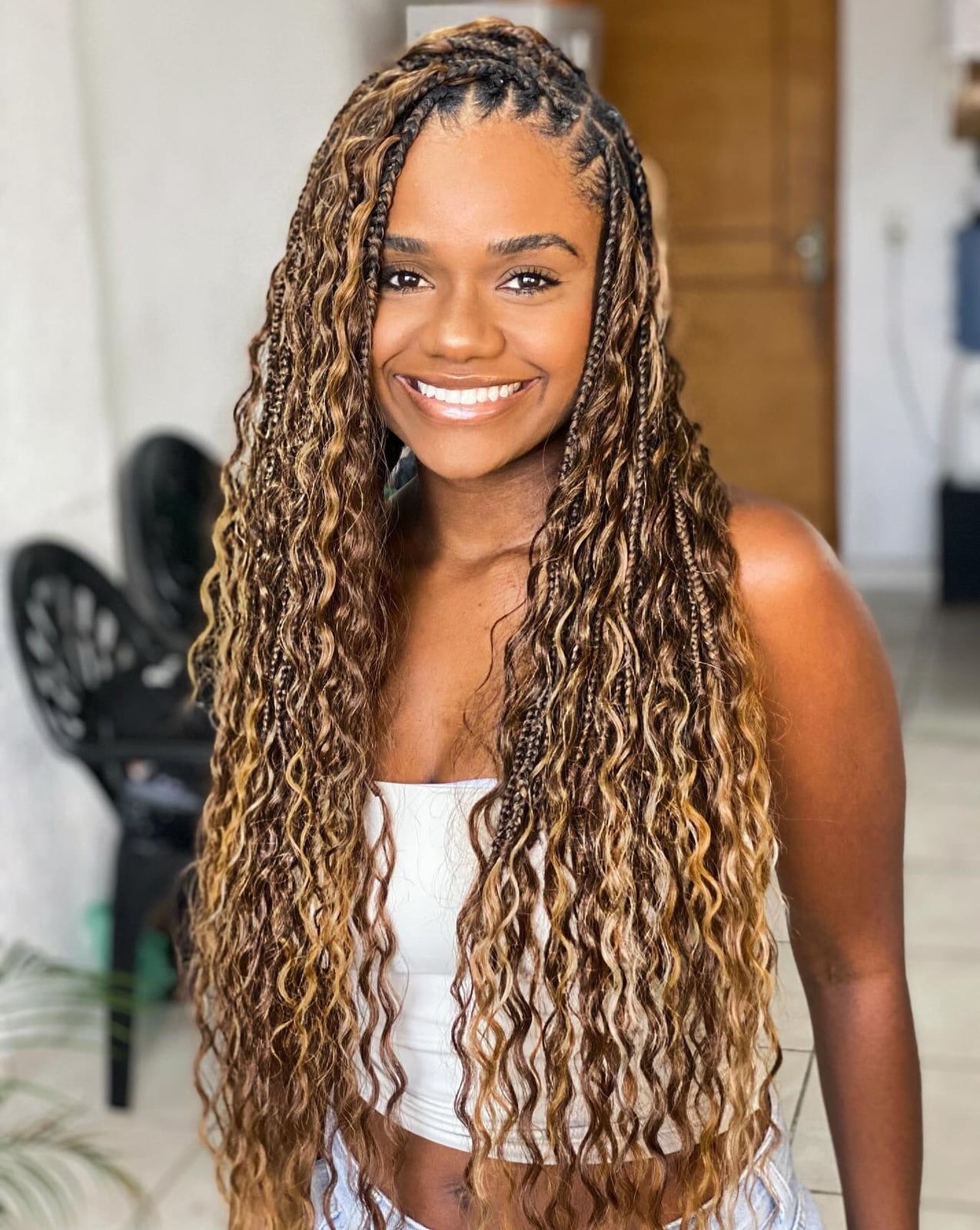 Mid-Back Box Braids Blonde And Brown Highlights With Loose Curls, Wavy Mid-Back Box Braids Blonde And Brown Highlights With Loose Curls, Wavy — Two Tone Knotless Braids 2027