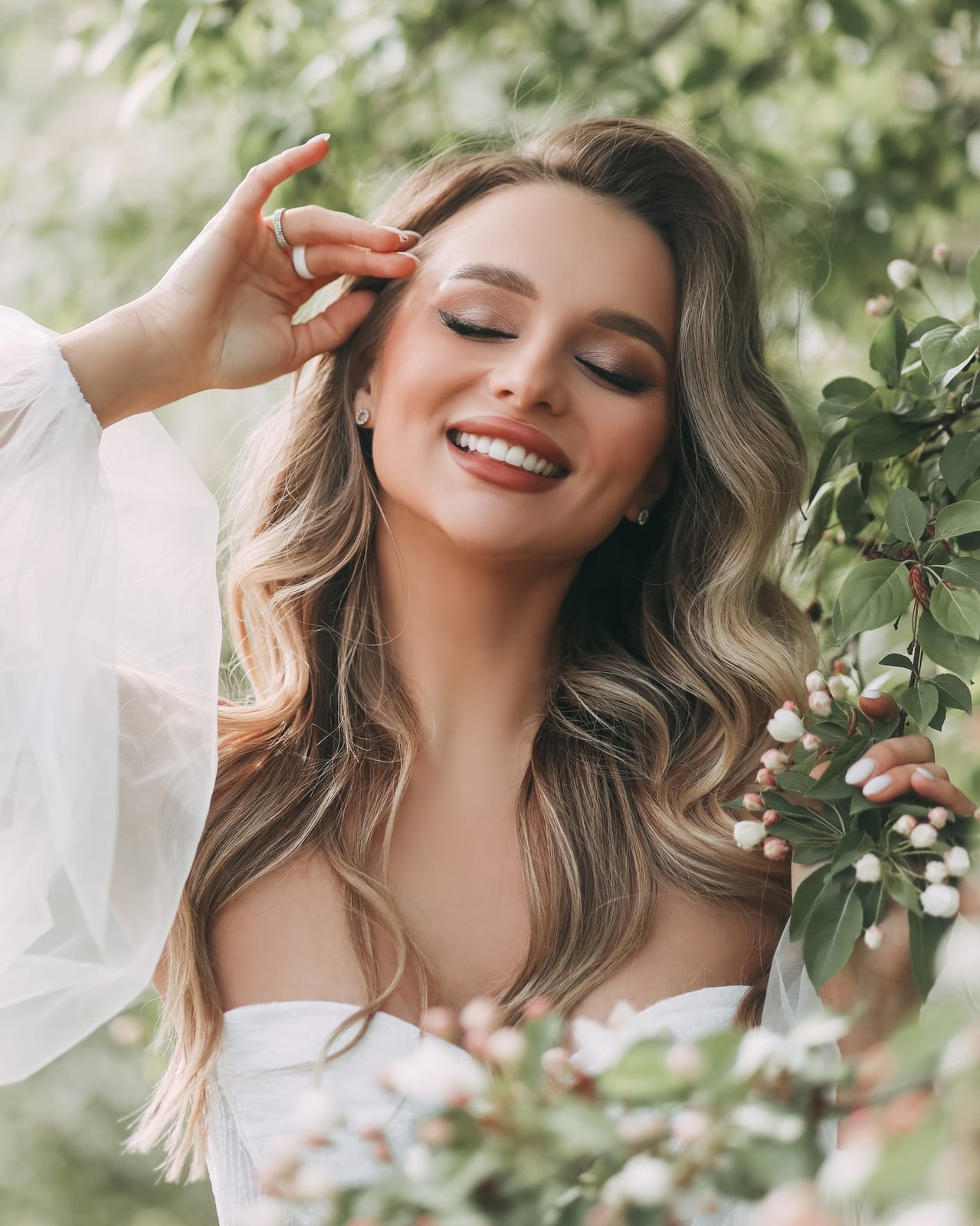 Blonde Balayage Wavy Blowout With Curtain Bangs Blonde Balayage Wavy Blowout With Curtain Bangs — Wedding Hair Down 2027