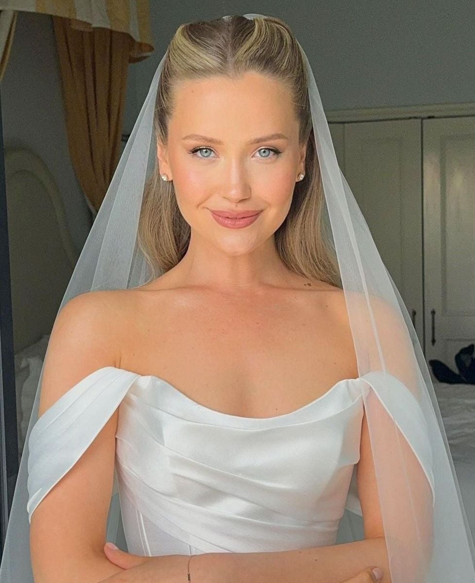Blonde Loose Waves With Wispy Bangs And Veil Blonde Loose Waves With Wispy Bangs And Veil — Wedding Hair Down 2027