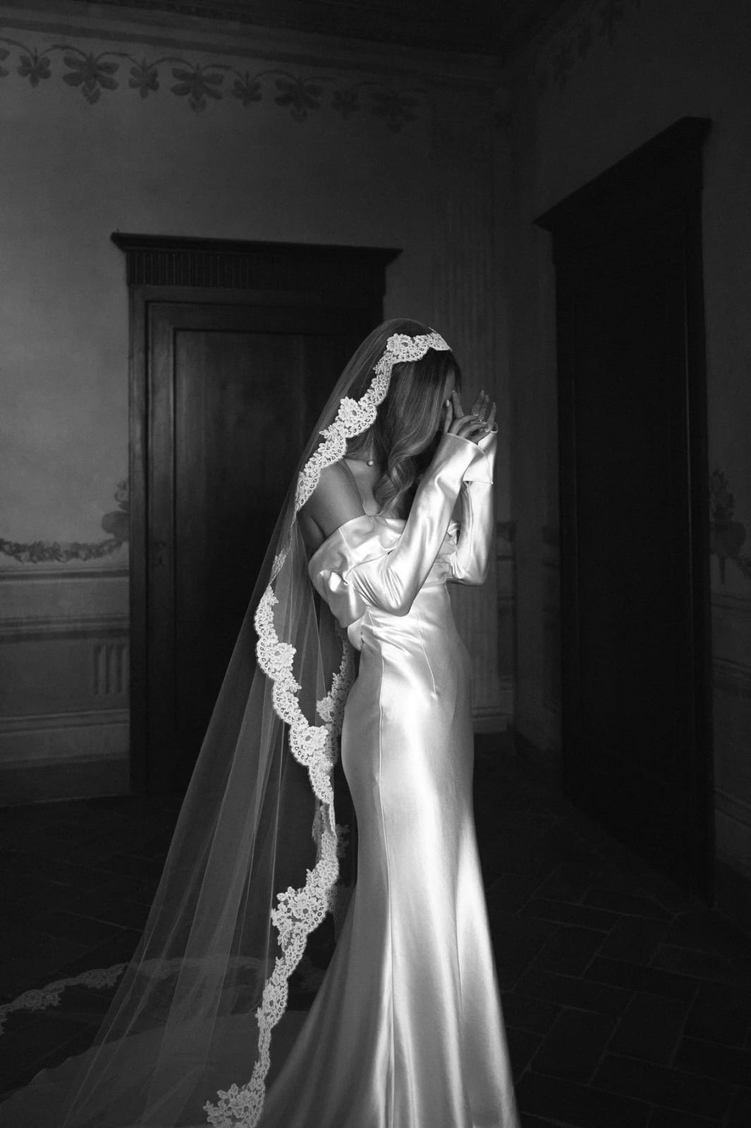 Collarbone Blonde Waves With Lace Veil Collarbone Blonde Waves With Lace Veil — Wedding Hair Down 2027