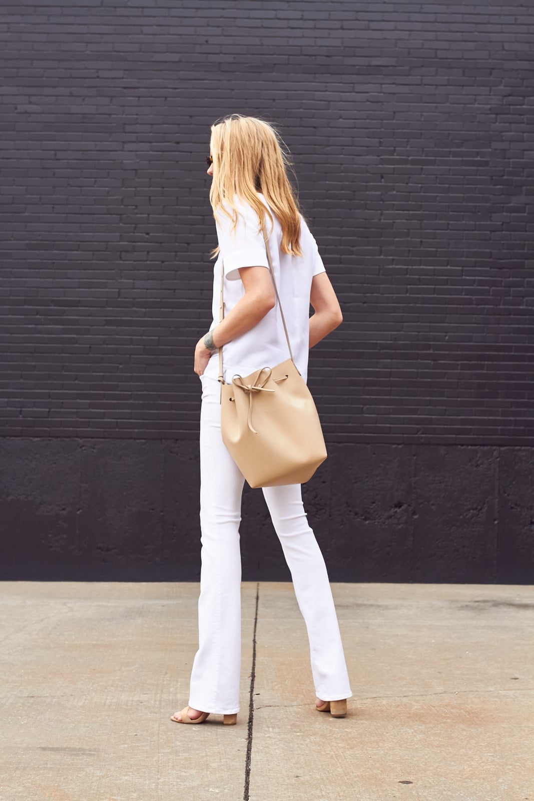White Bootcut Jeans With T-Shirt And Bucket Bag, Block Heel Sandals White Bootcut Jeans With T-Shirt And Bucket Bag, Block Heel Sandals — White Bootcut Jeans Outfits 2027